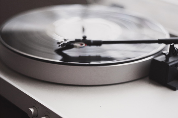 Nos conseils pour choisir judicieusement sa platine vinyle - Les